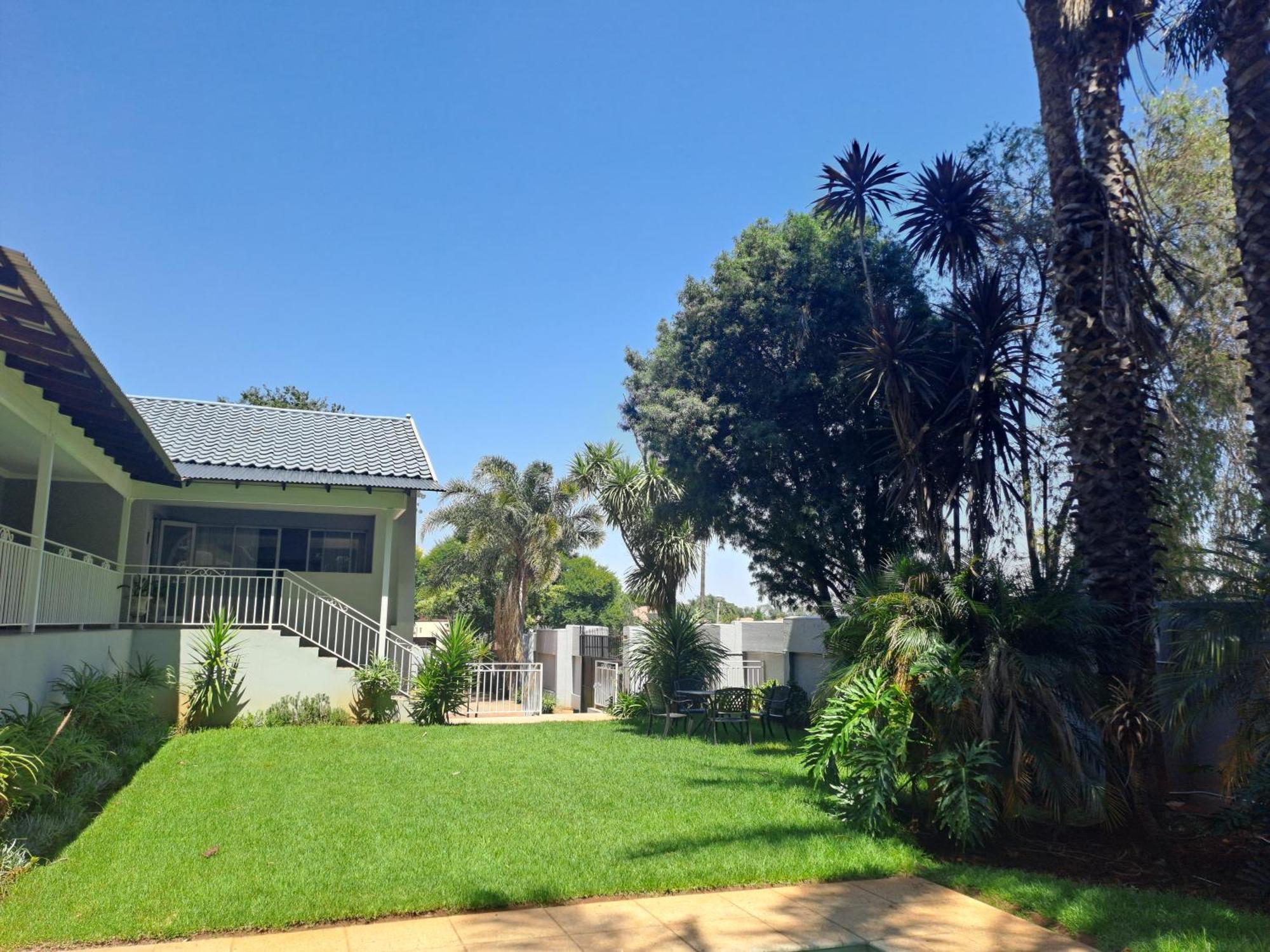 8 On Acacia Guesthouse Bedfordview Luaran gambar