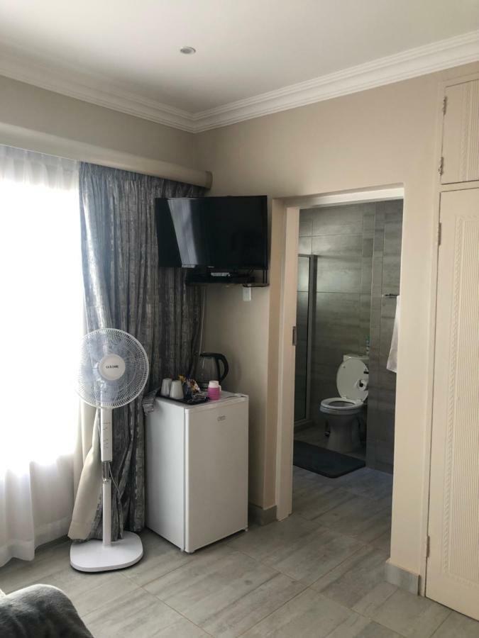 8 On Acacia Guesthouse Bedfordview Luaran gambar