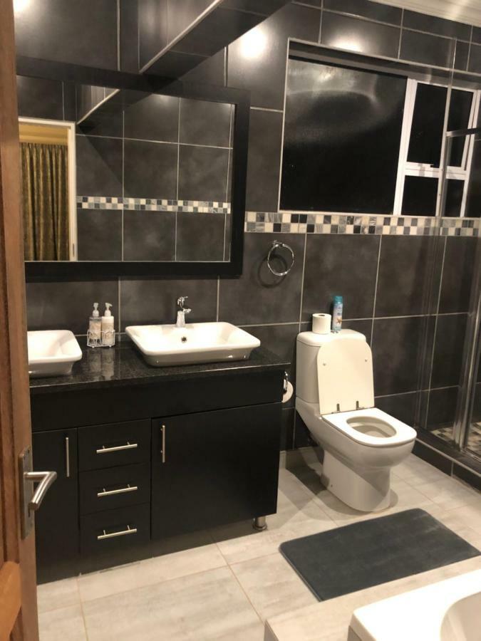8 On Acacia Guesthouse Bedfordview Luaran gambar