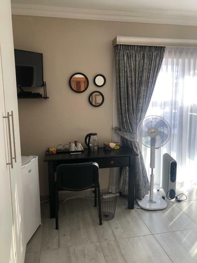 8 On Acacia Guesthouse Bedfordview Luaran gambar