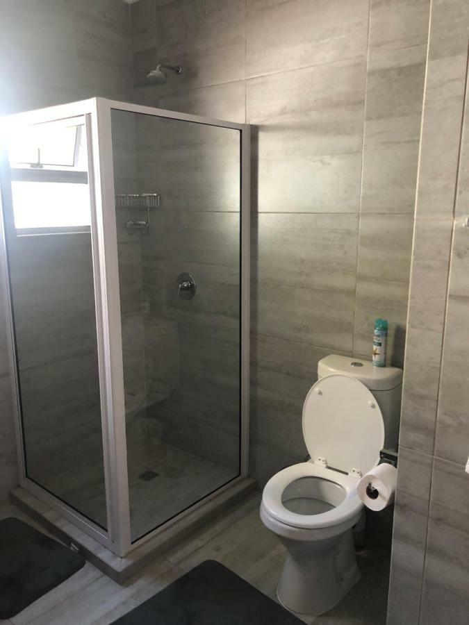 8 On Acacia Guesthouse Bedfordview Luaran gambar