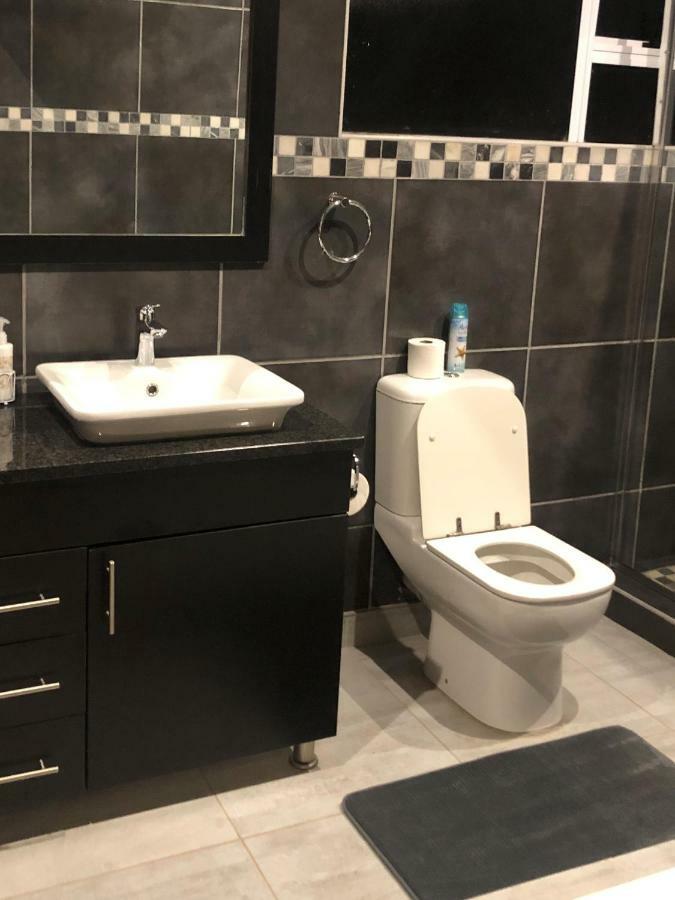 8 On Acacia Guesthouse Bedfordview Luaran gambar