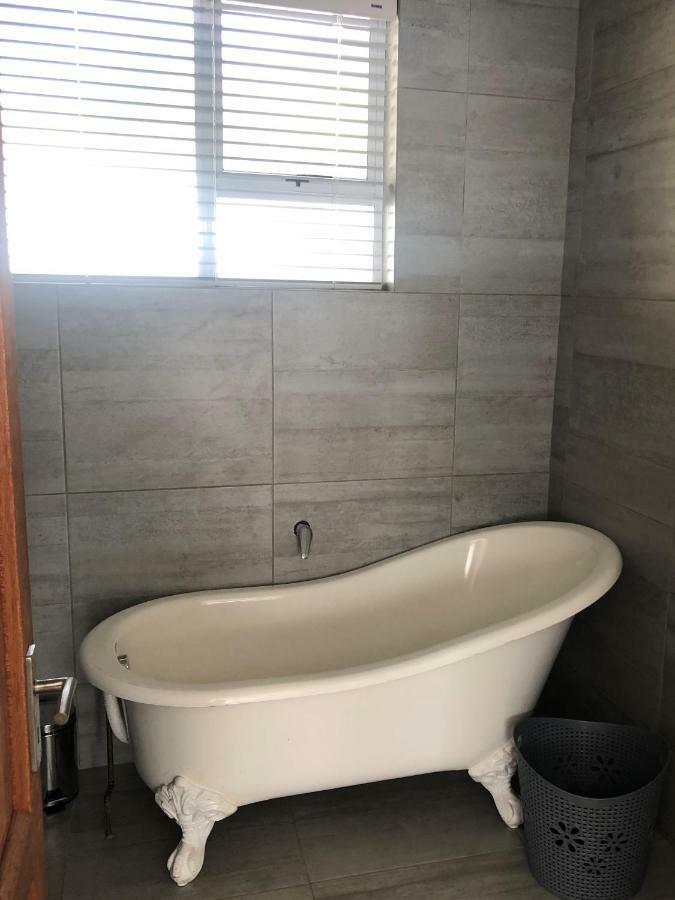 8 On Acacia Guesthouse Bedfordview Luaran gambar